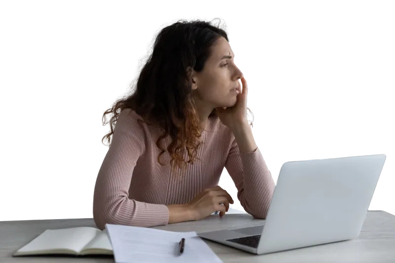 Mujer aburrida frente al ordenador por falta de motivación