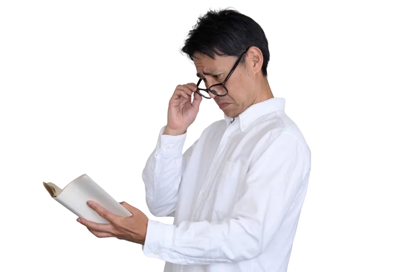 Hombre leyendo e investigando para evitar estancamiento