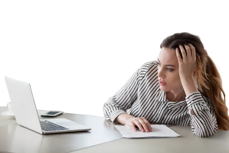 Mujer agotada y desmotivada apoyada en el escritorio