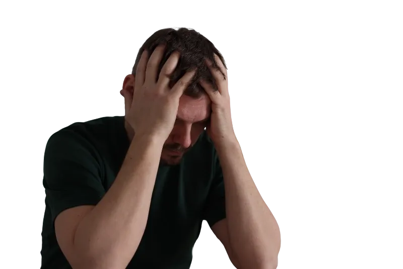 Hombre frustrado luchando contra bloqueos mentales